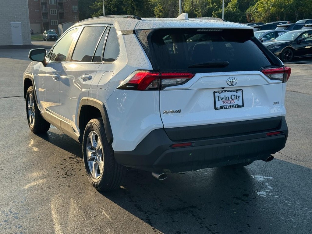 Toyota RAV4 Vehicle Image 7