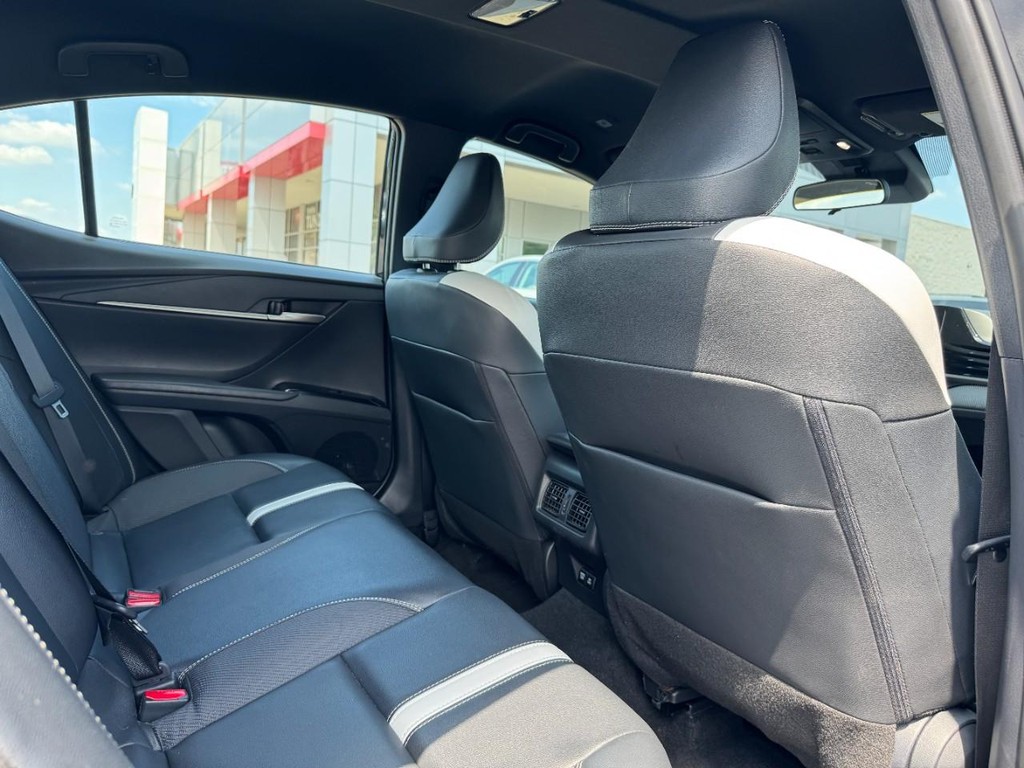 Toyota Camry Vehicle Image 12