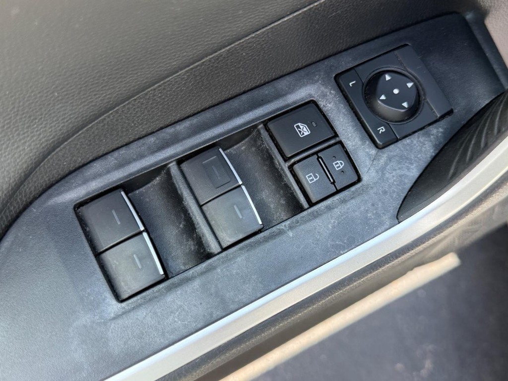 Toyota RAV4 Vehicle Image 16