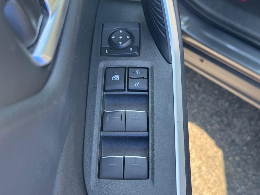 Toyota RAV4 Vehicle Image 16