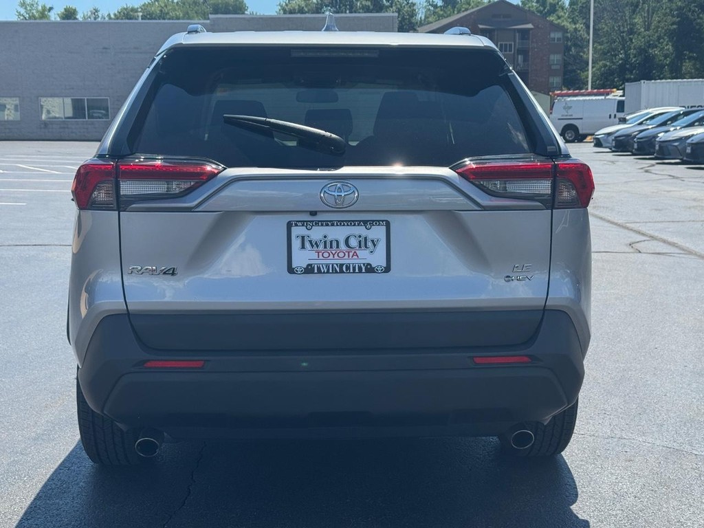 Toyota RAV4 Vehicle Image 6