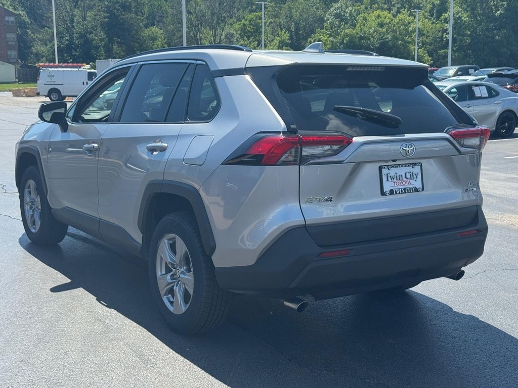 Toyota RAV4 Vehicle Image 7