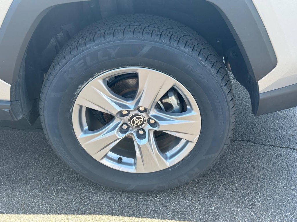 Toyota RAV4 Vehicle Image 8