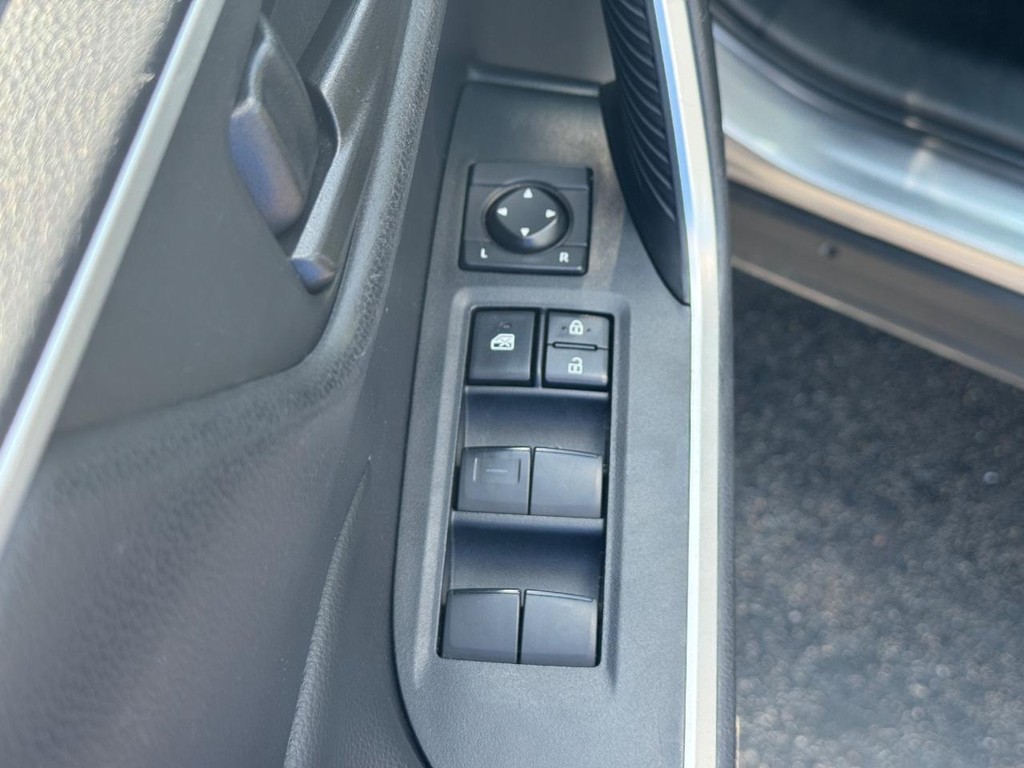 Toyota RAV4 Vehicle Image 16