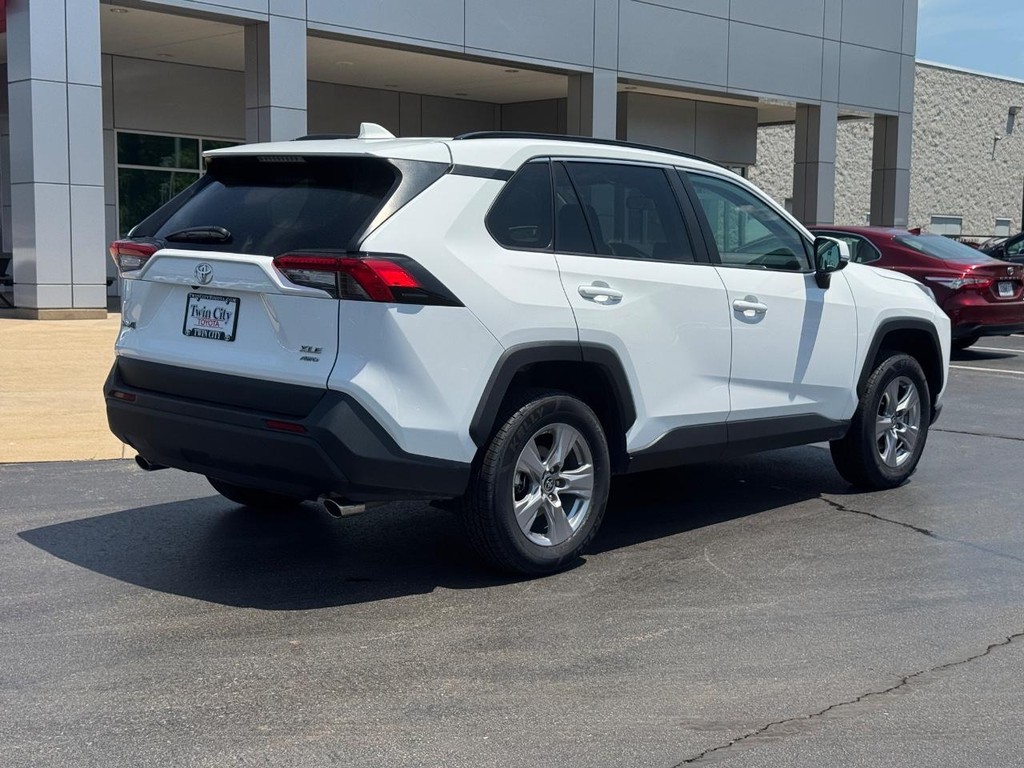 Toyota RAV4 Vehicle Image 3