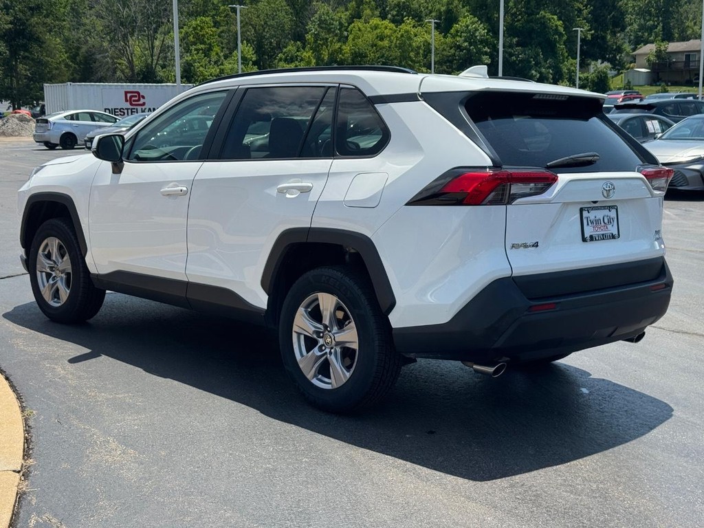 Toyota RAV4 Vehicle Image 7