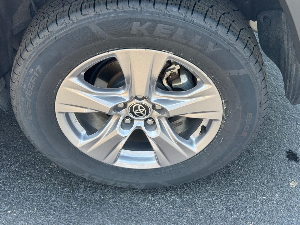Toyota RAV4 Vehicle Image 8