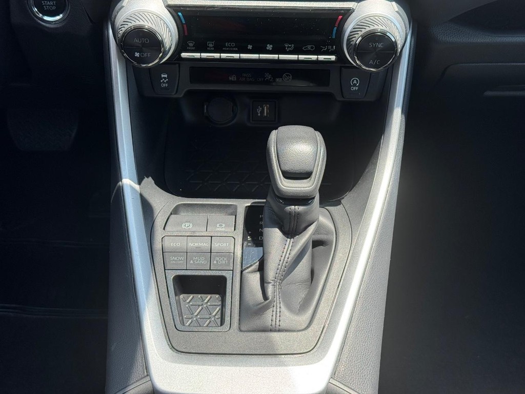 Toyota RAV4 Vehicle Image 16