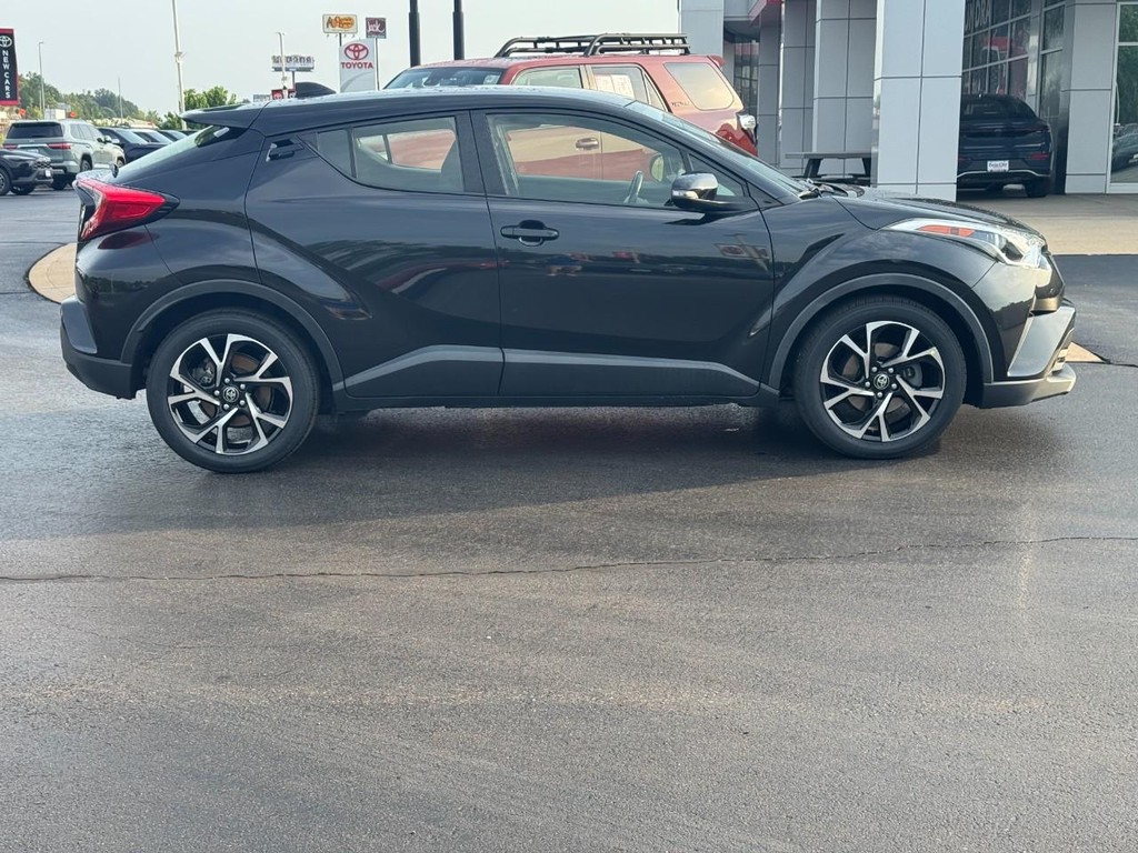 Toyota C-HR Vehicle Image 2