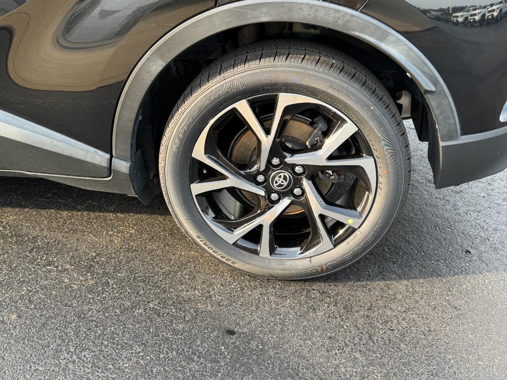 Toyota C-HR Vehicle Image 7