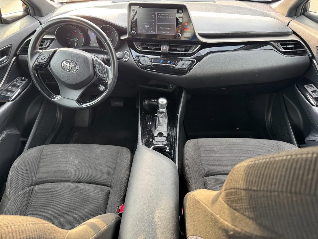 Toyota C-HR Vehicle Image 11