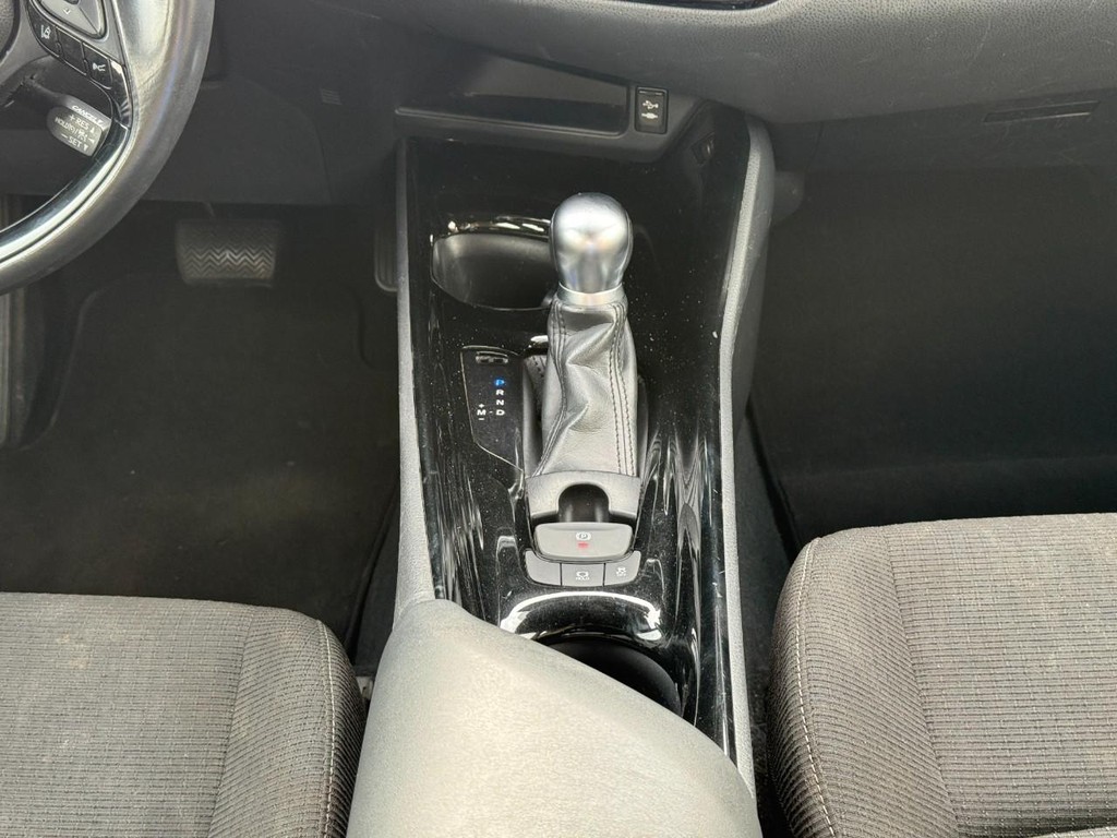 Toyota C-HR Vehicle Image 14