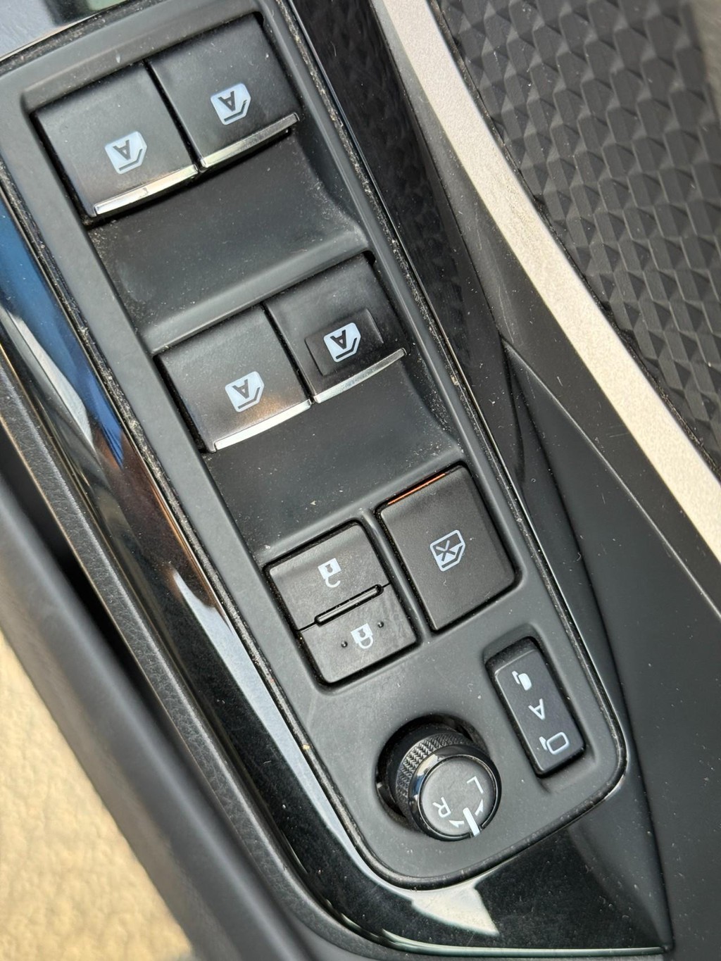 Toyota C-HR Vehicle Image 15