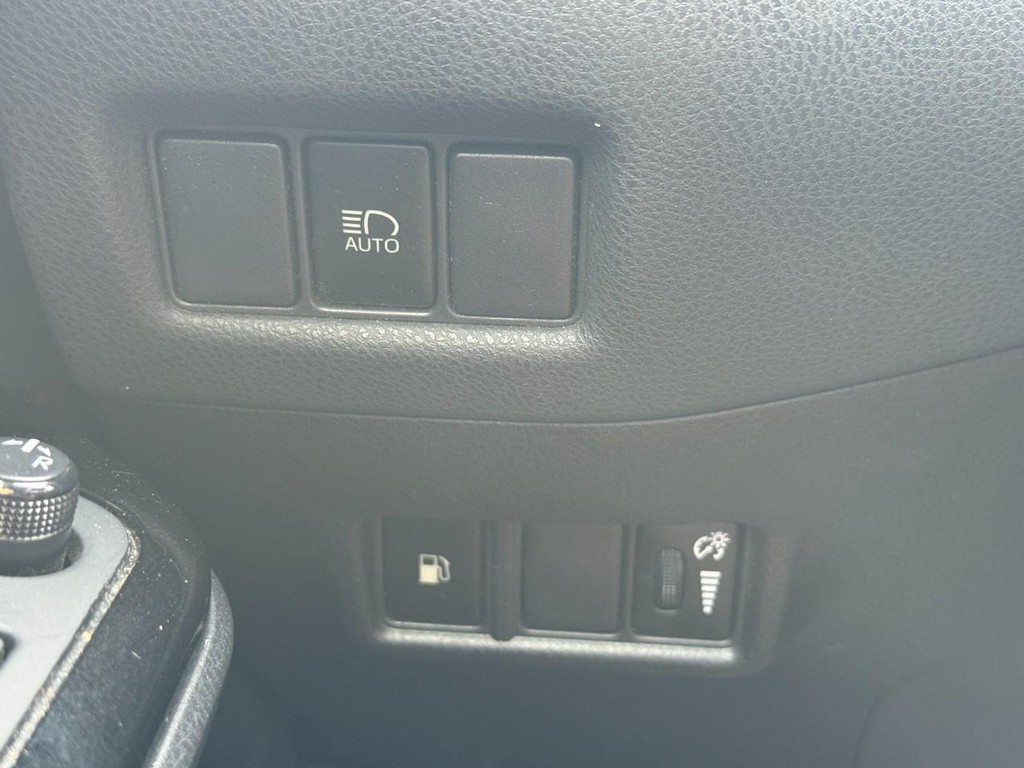 Toyota C-HR Vehicle Image 17