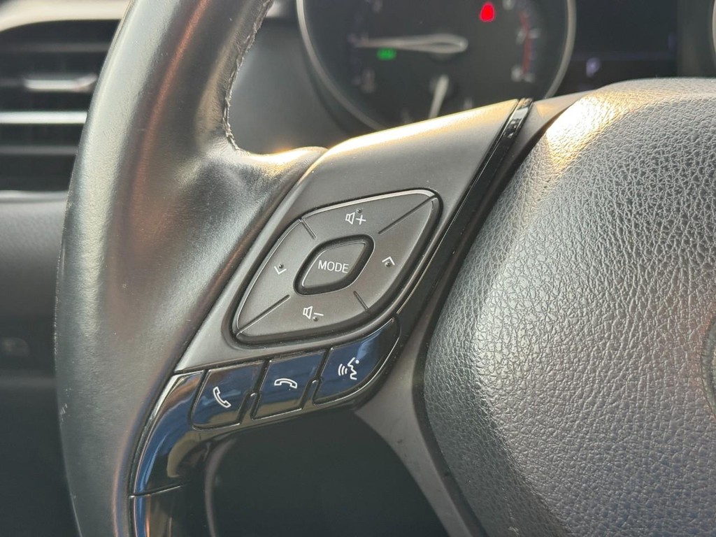 Toyota C-HR Vehicle Image 18
