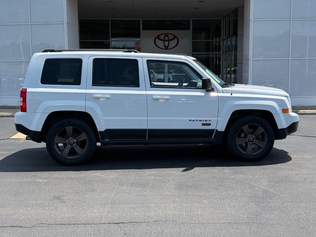 Jeep Patriot Vehicle Image 2