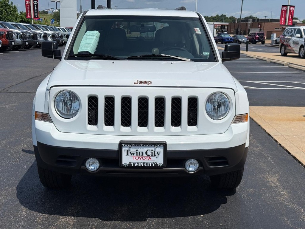 Jeep Patriot Vehicle Image 9
