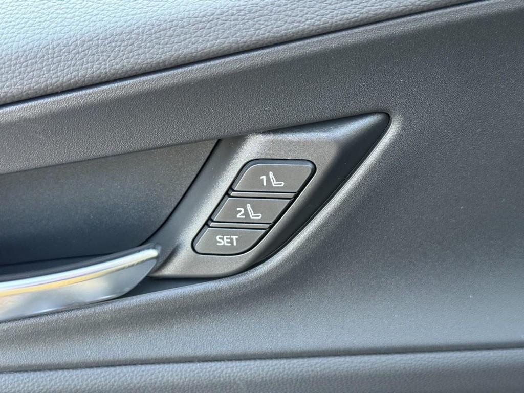 Toyota Prius Plug-In Hybrid Vehicle Image 11