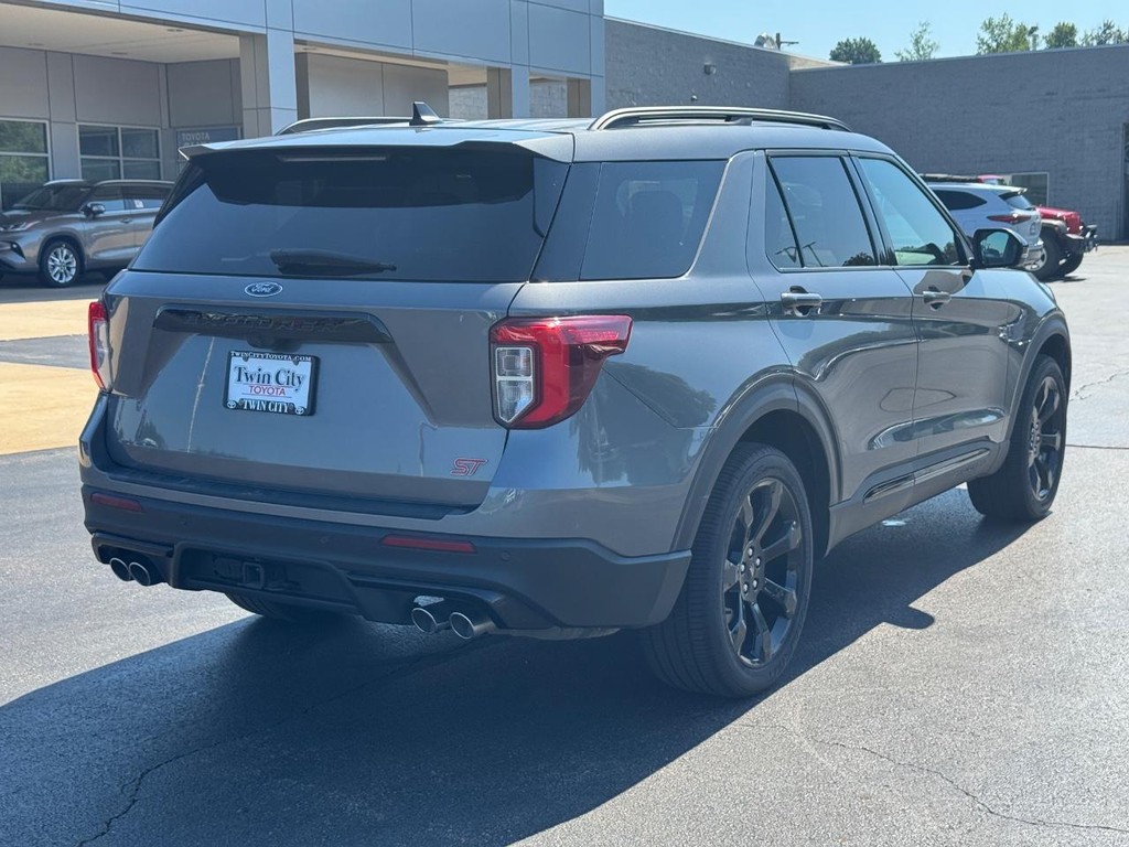 Ford Explorer Vehicle Image 3