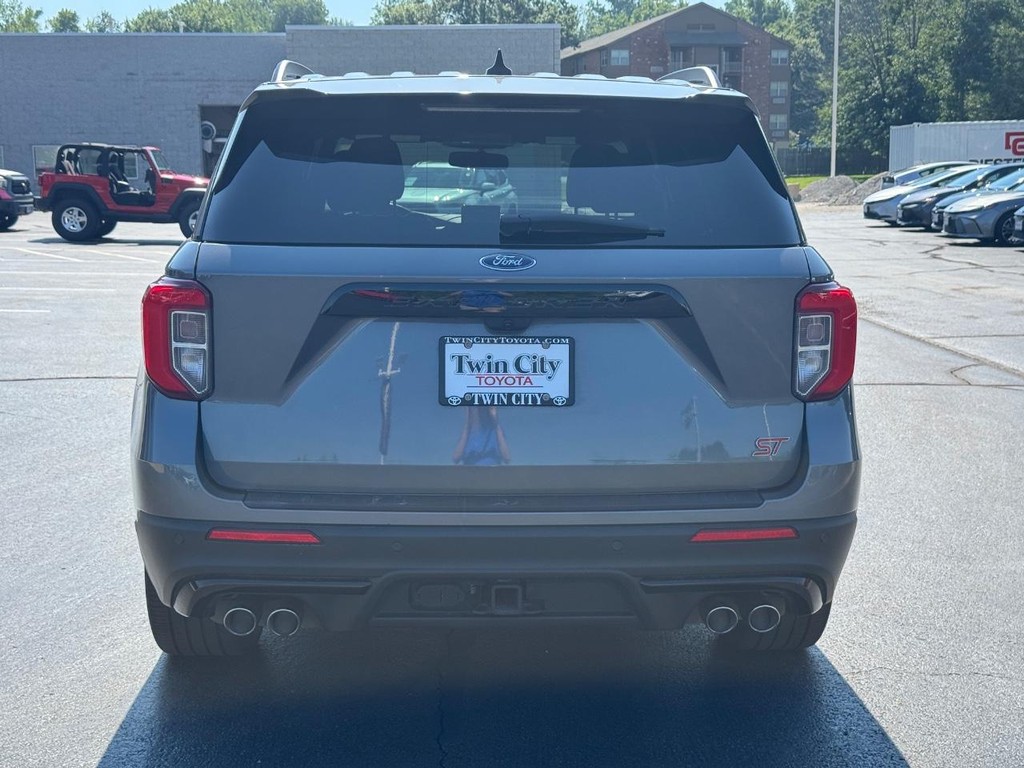 Ford Explorer Vehicle Image 6