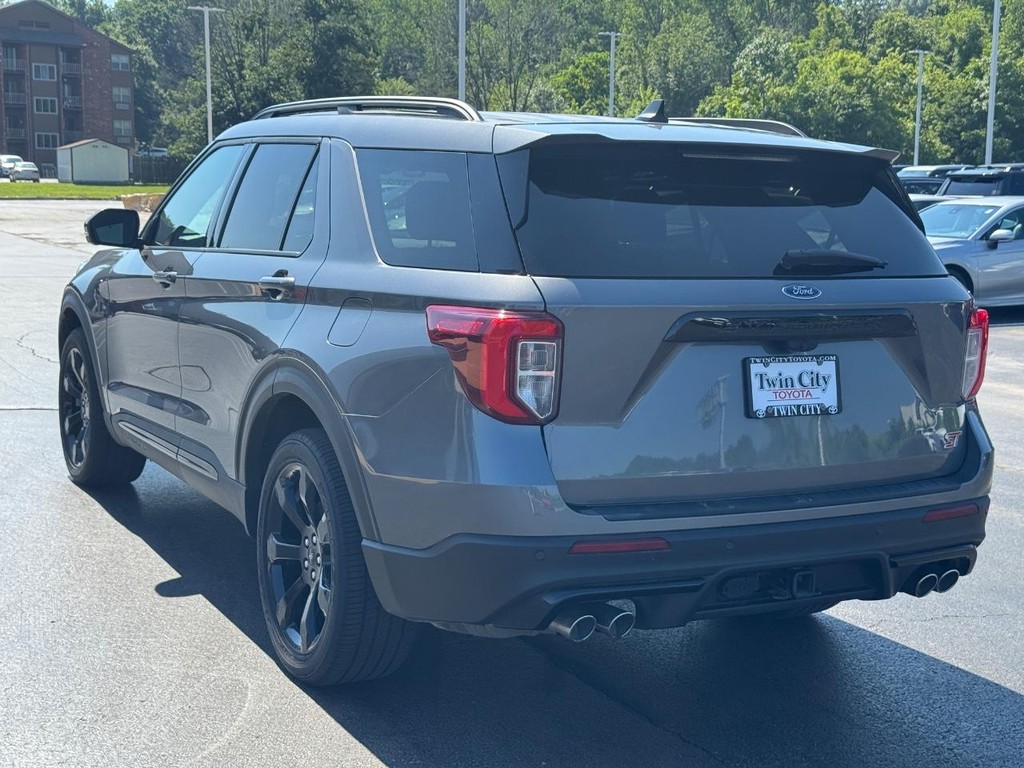 Ford Explorer Vehicle Image 7