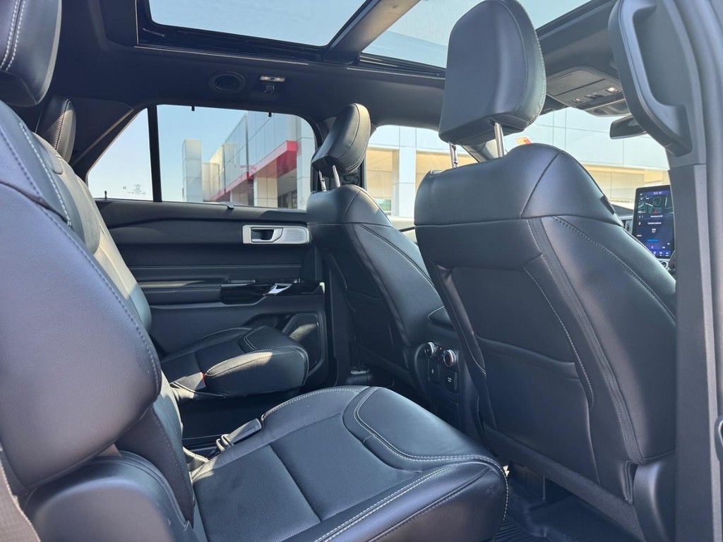 Ford Explorer Vehicle Image 13