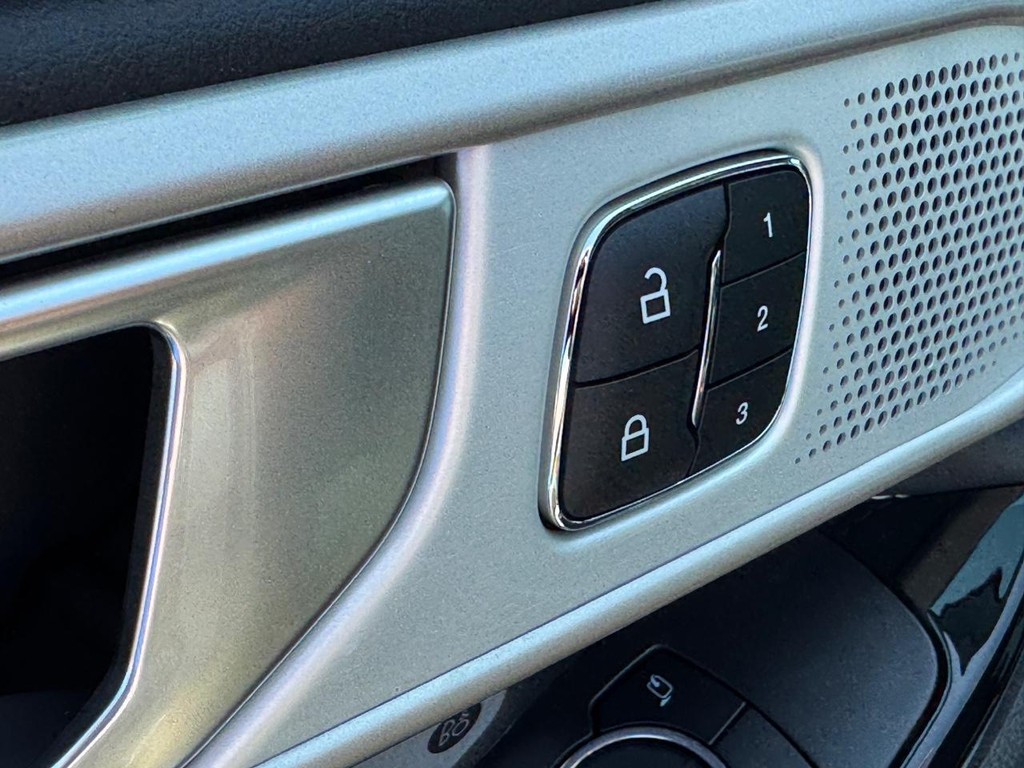 Ford Explorer Vehicle Image 19