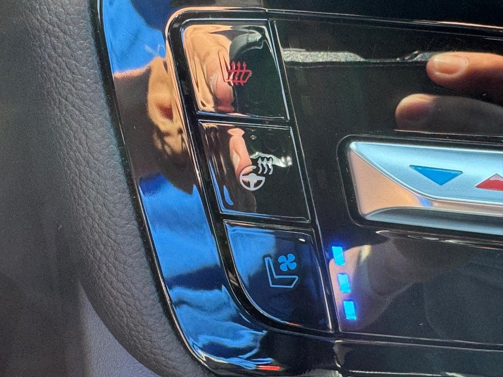 Ford Explorer Vehicle Image 25
