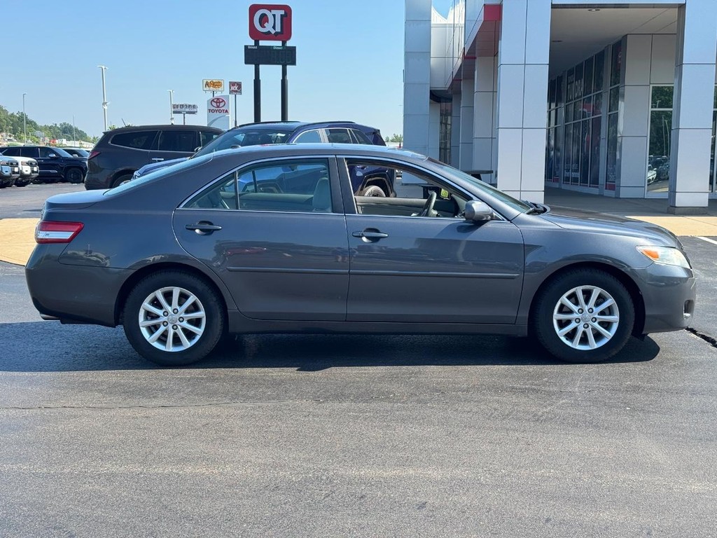 Toyota Camry Vehicle Image 2