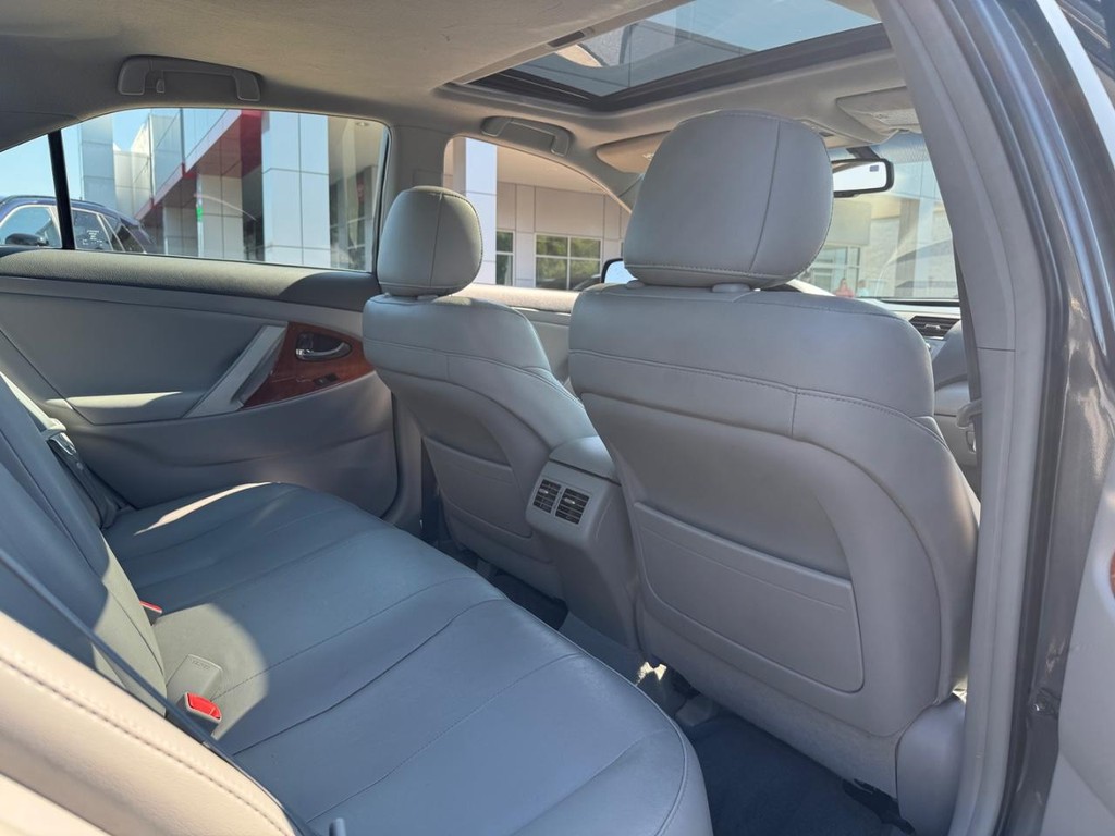 Toyota Camry Vehicle Image 9