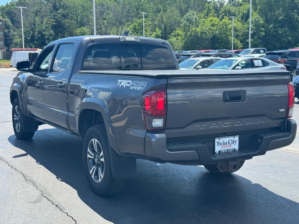Toyota Tacoma Vehicle Image 8