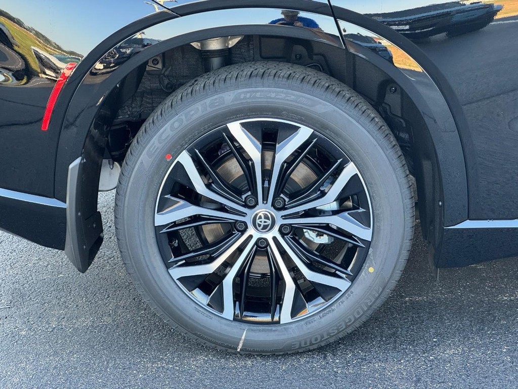 Toyota Crown Signia Vehicle Image 3