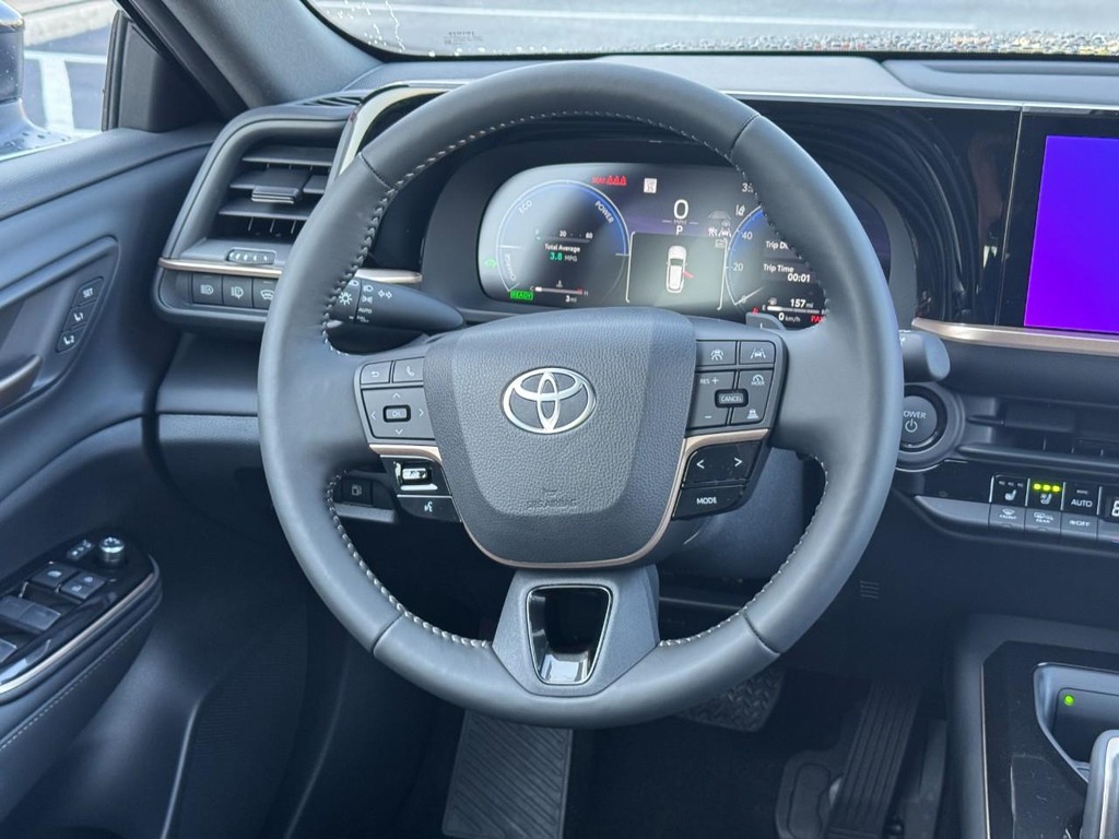 Toyota Crown Signia Vehicle Image 9