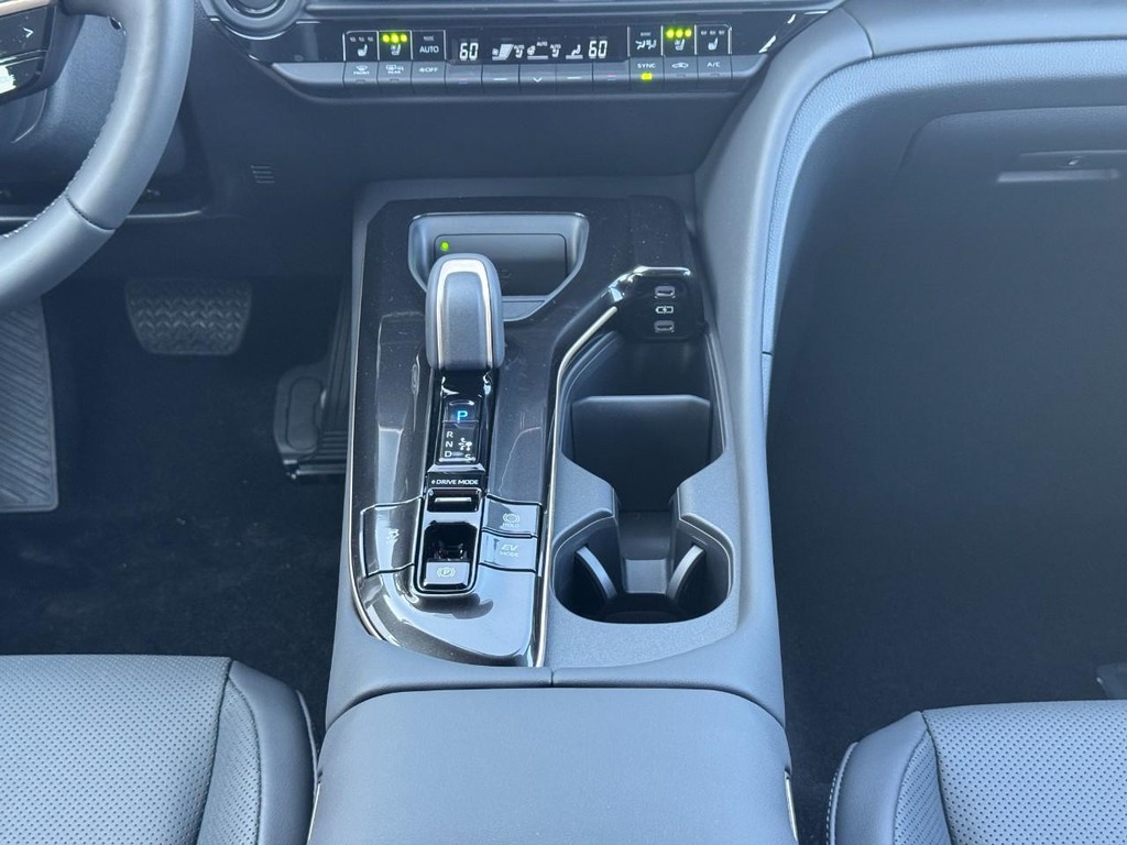 Toyota Crown Signia Vehicle Image 11