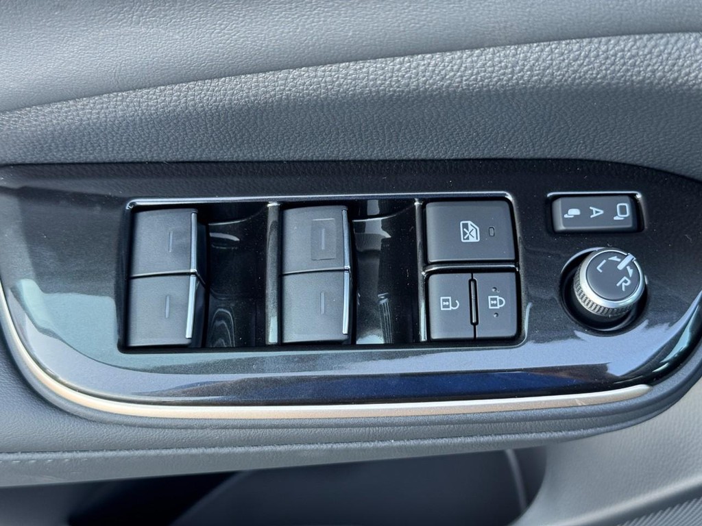 Toyota Crown Signia Vehicle Image 12