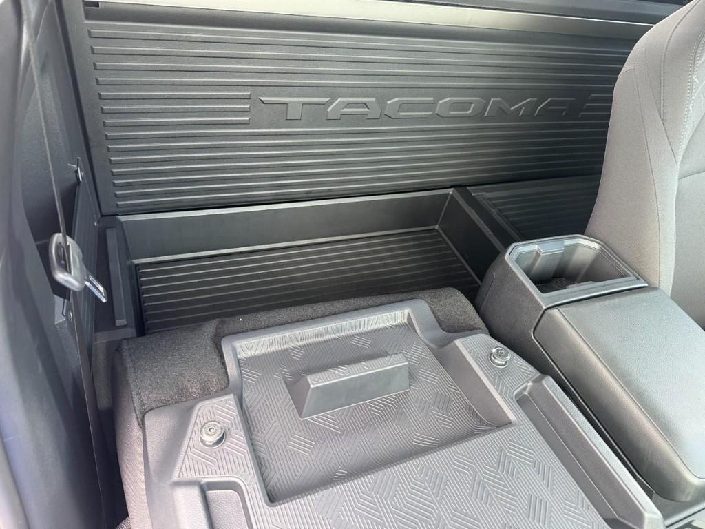 Toyota Tacoma 2WD Vehicle Image 5