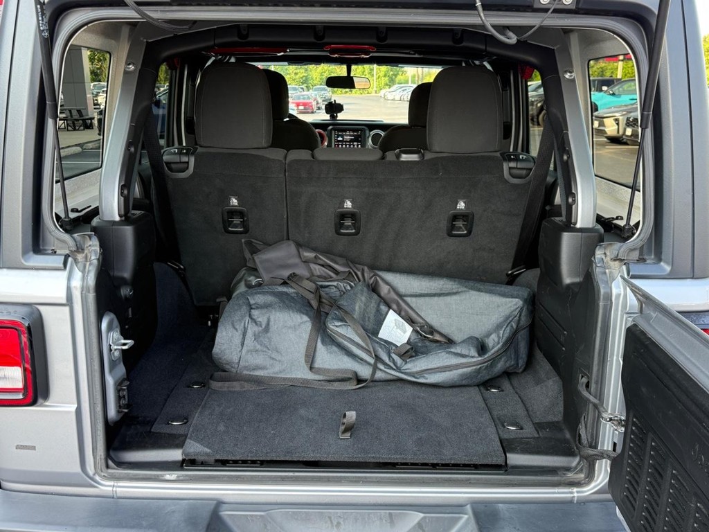 Jeep Wrangler Unlimited Vehicle Full-screen Gallery Image 04