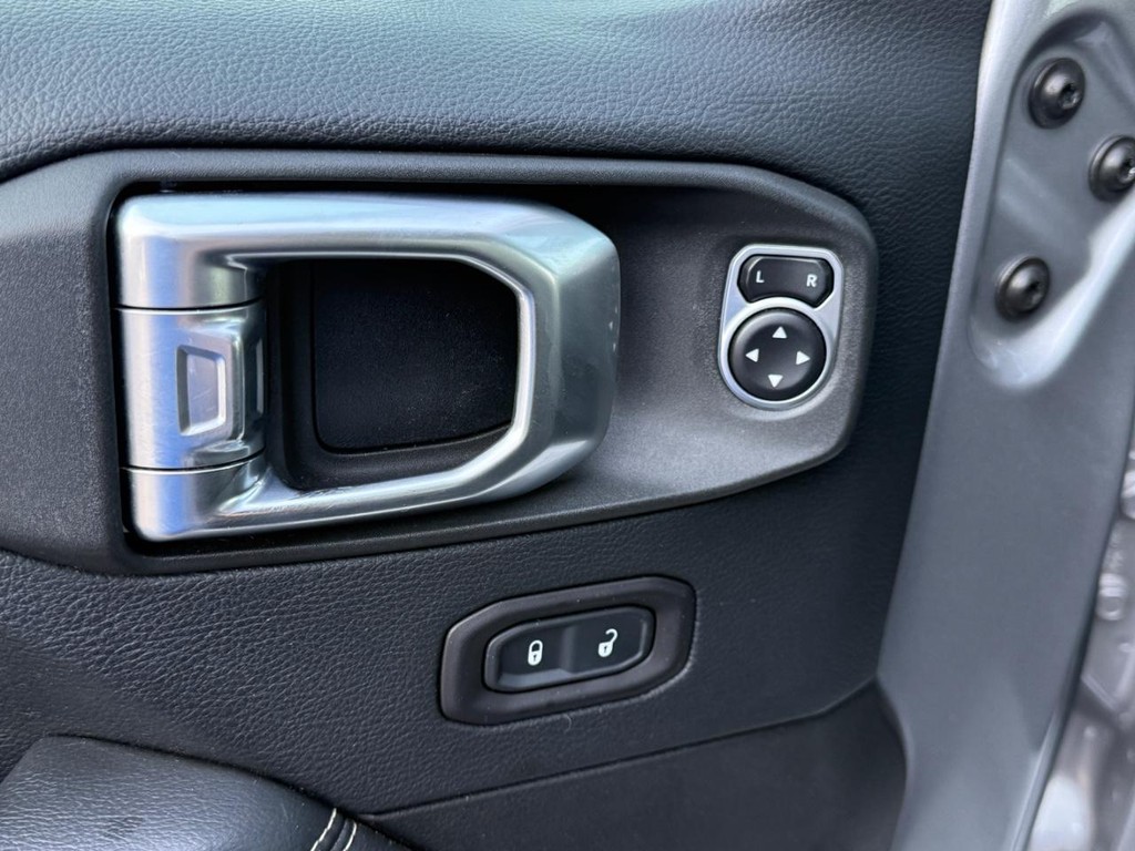 Jeep Wrangler Unlimited Vehicle Full-screen Gallery Image 15