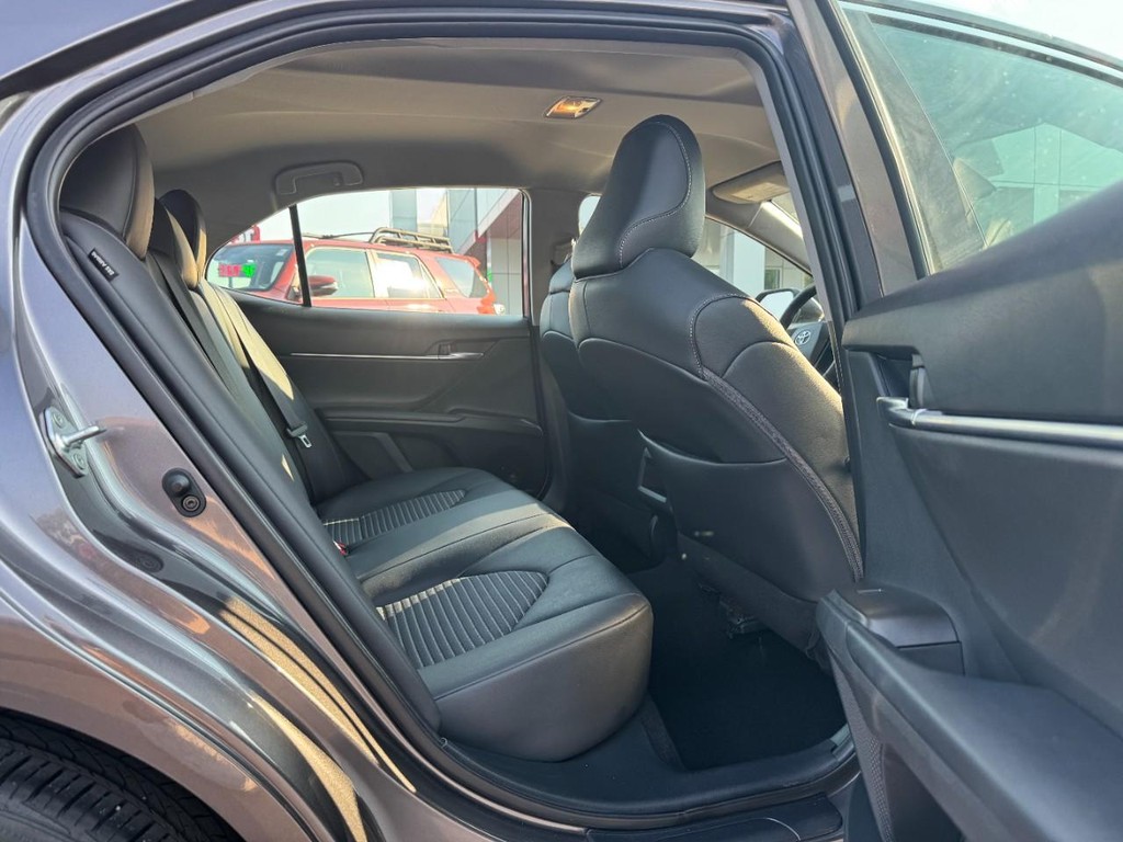 Toyota Camry Vehicle Image 11