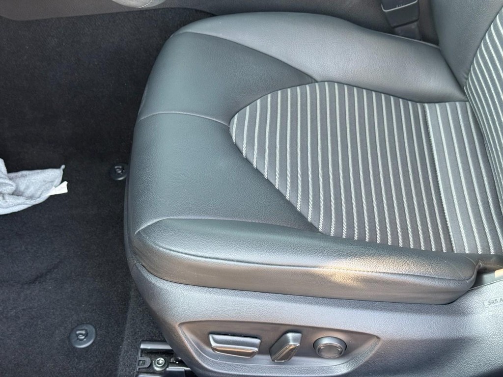 Toyota Camry Vehicle Image 17