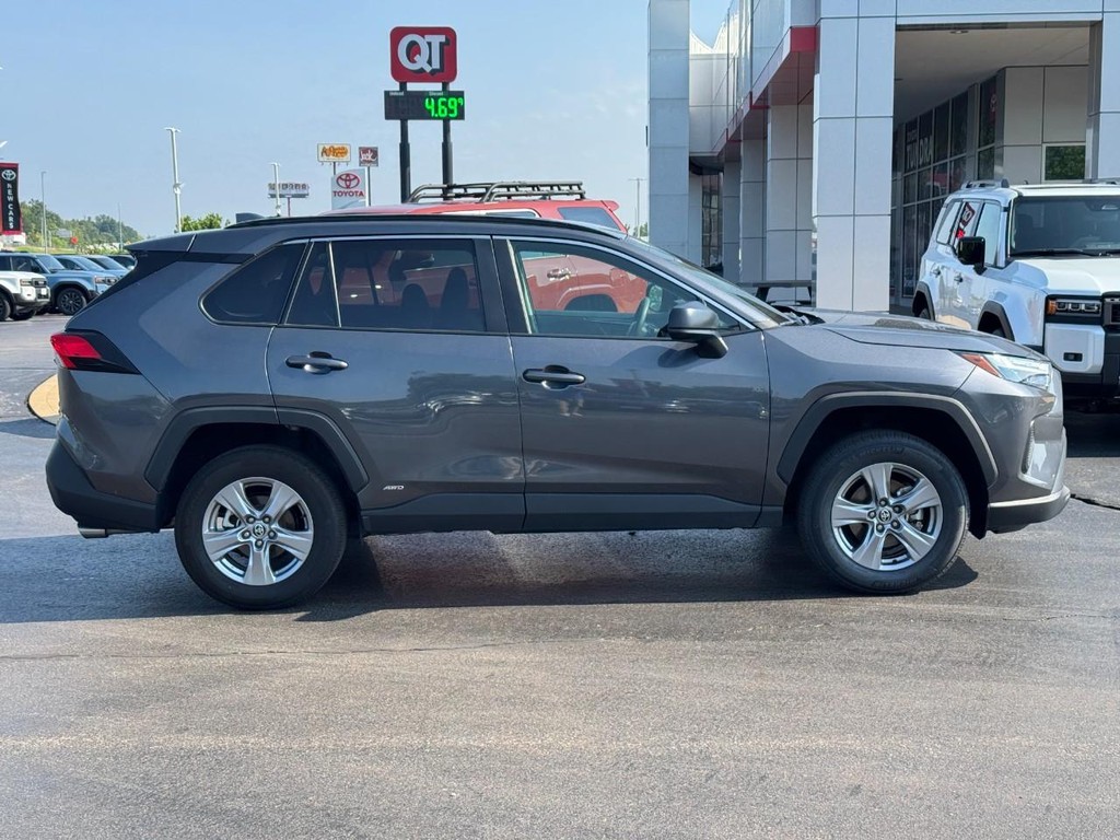Toyota RAV4 Vehicle Image 2