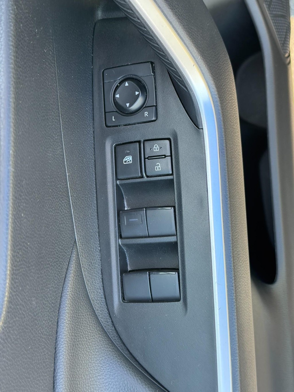 Toyota RAV4 Vehicle Image 17