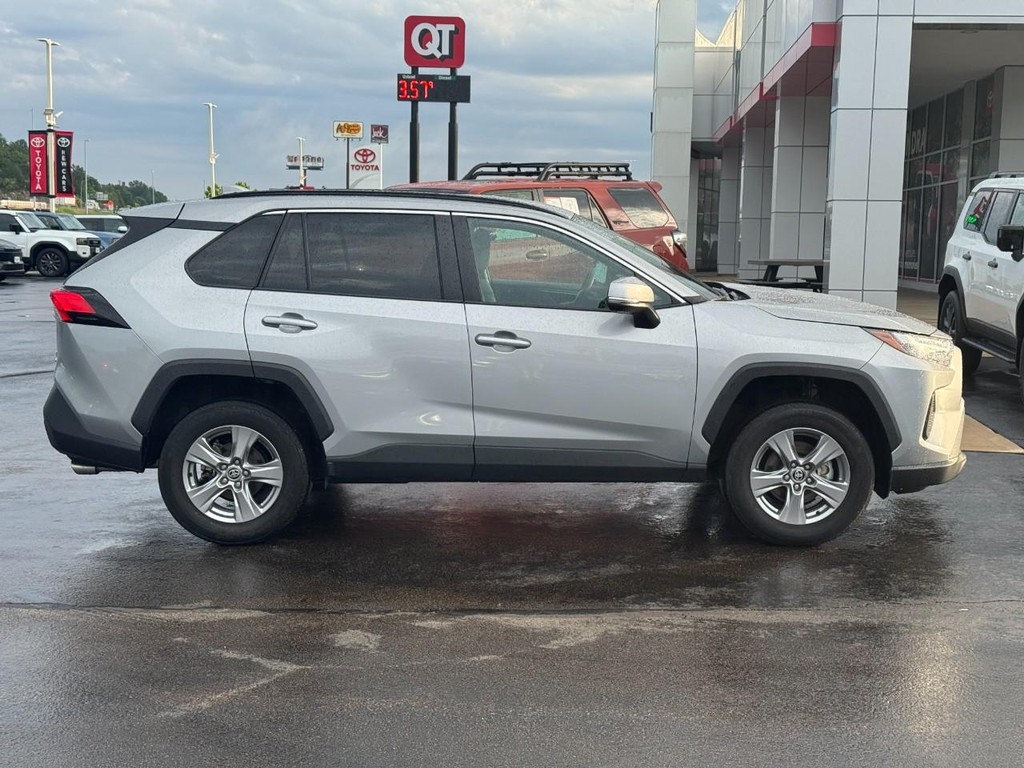 Toyota RAV4 Vehicle Image 2