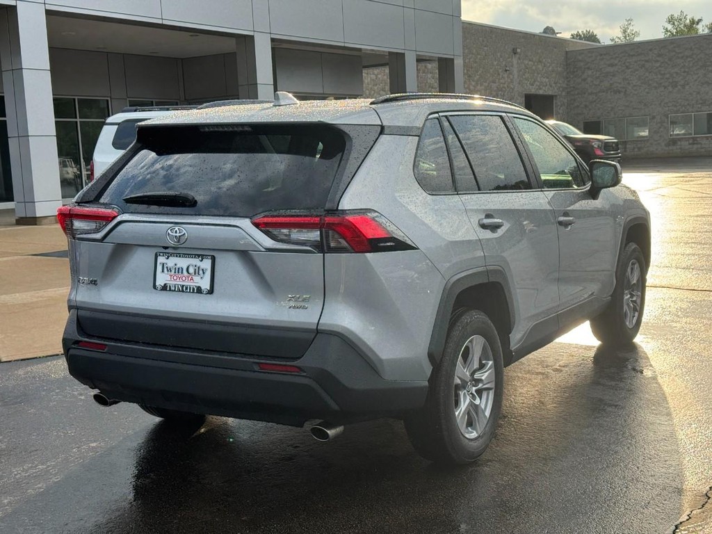 Toyota RAV4 Vehicle Image 3