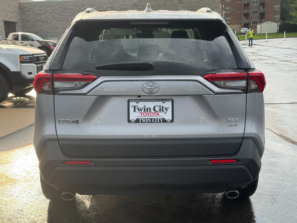 Toyota RAV4 Vehicle Image 4