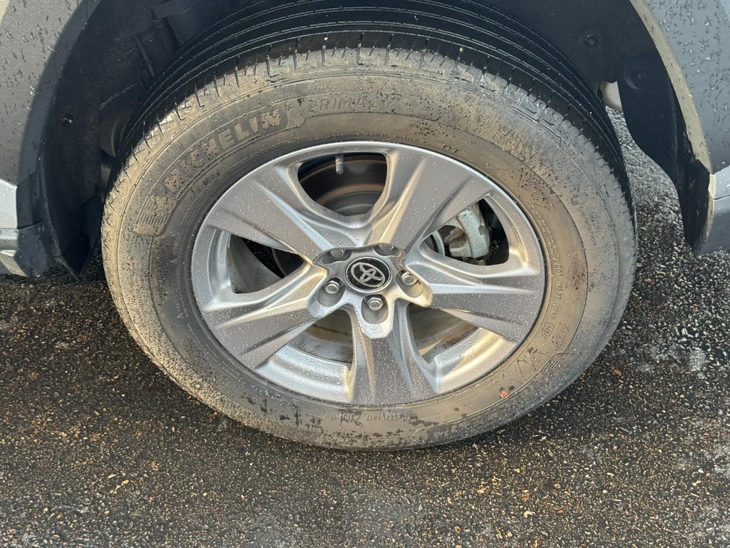 Toyota RAV4 Vehicle Image 8