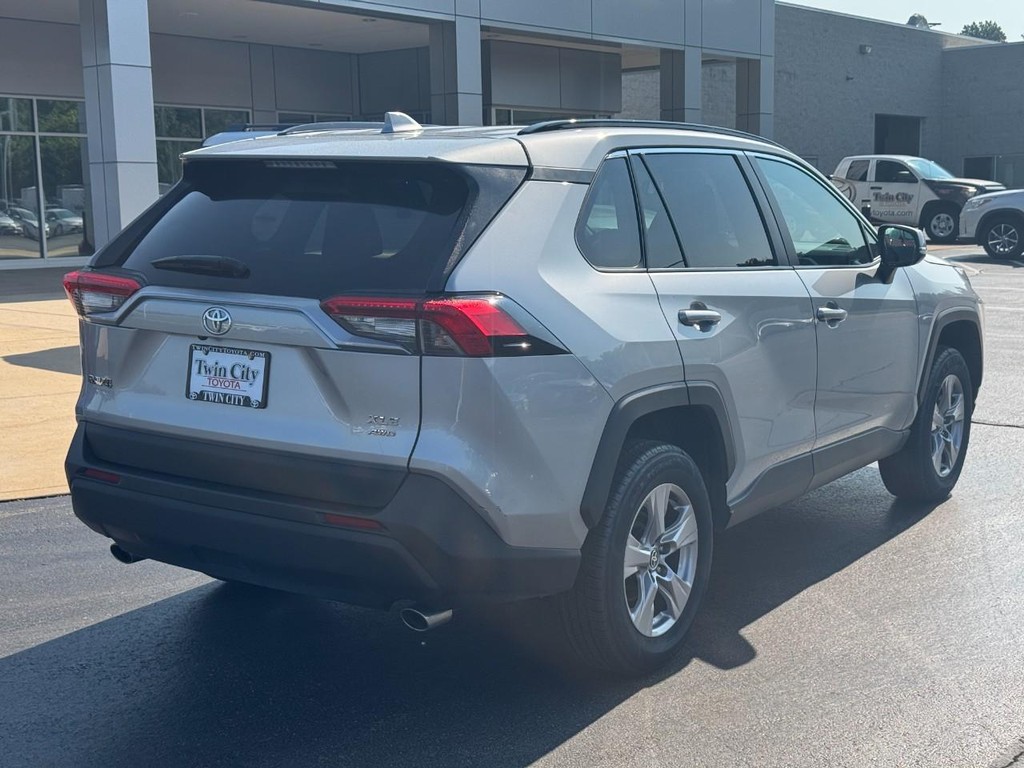 Toyota RAV4 Vehicle Image 3