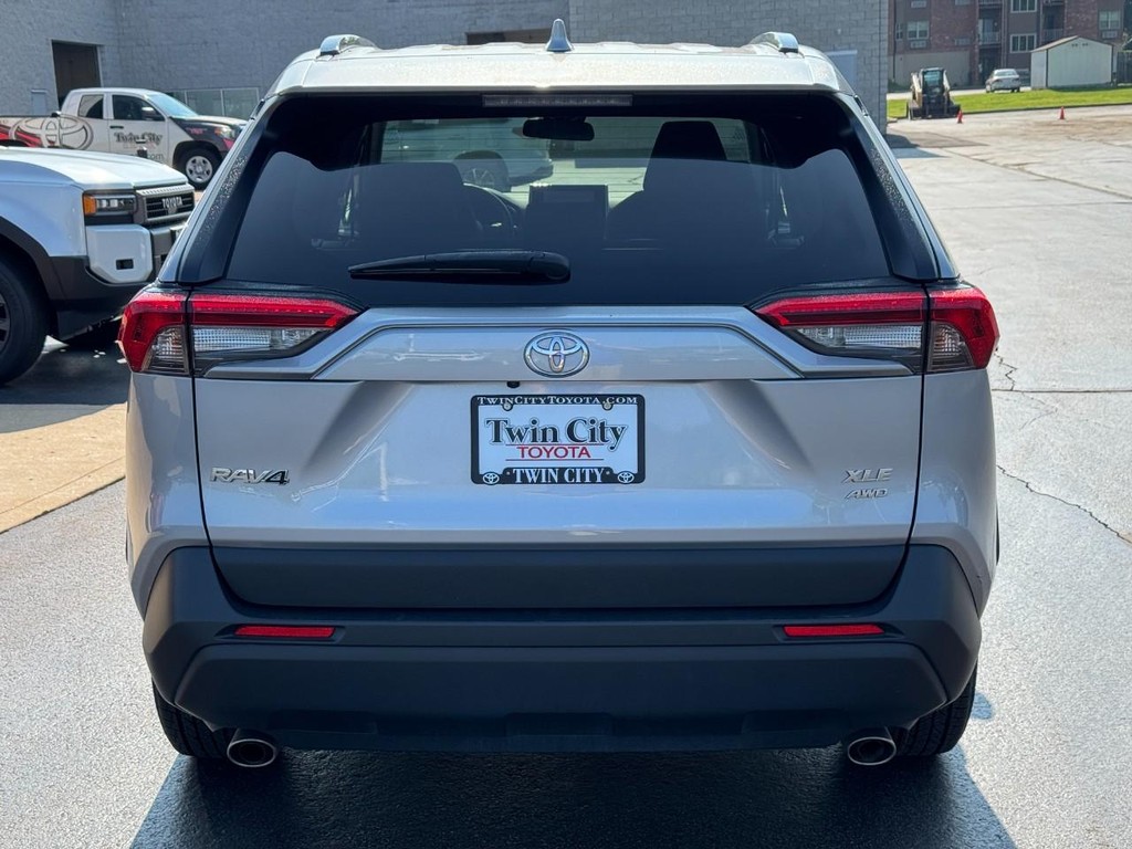 Toyota RAV4 Vehicle Image 4