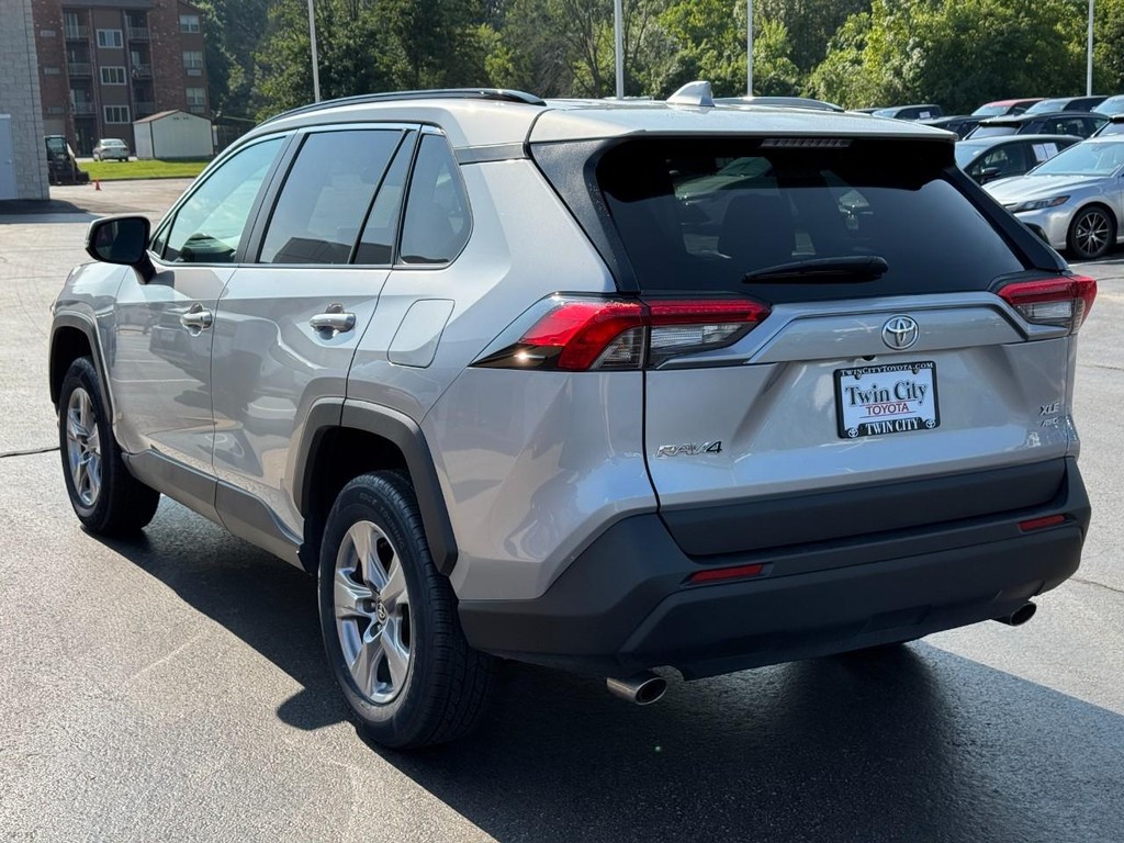 Toyota RAV4 Vehicle Image 7