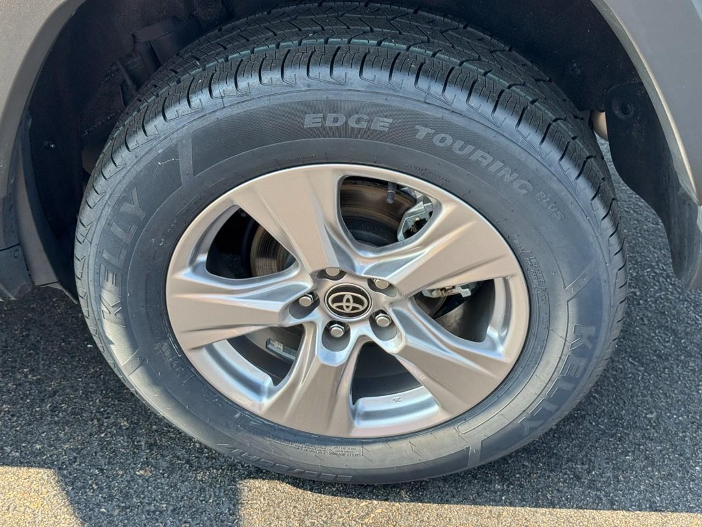 Toyota RAV4 Vehicle Image 8